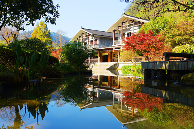 張家界黃龍洞景區(qū)：初冬秋色艷，游客樂(lè)享休閑時(shí)光（組圖）