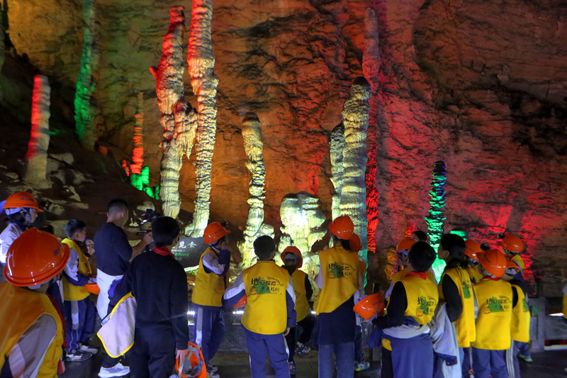 春假掀起研學(xué)熱，黃龍洞景區(qū)“含娃量”大幅攀升